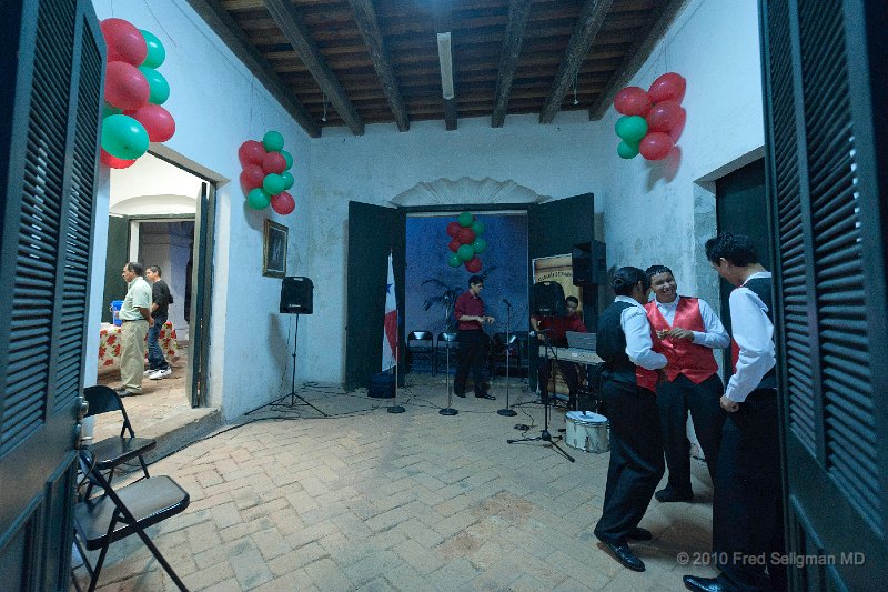 20101201_185917 D3.jpg - Preparing for partying, Casco Viejo